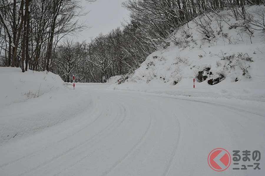 通行量が少ない道の場合、深雪のこともあるので走行には注意したい