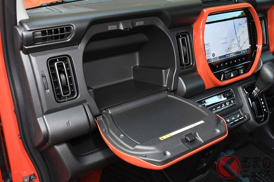 ハスラーは助手席のダッシュボードパネルは開くとテーブルとしても使える