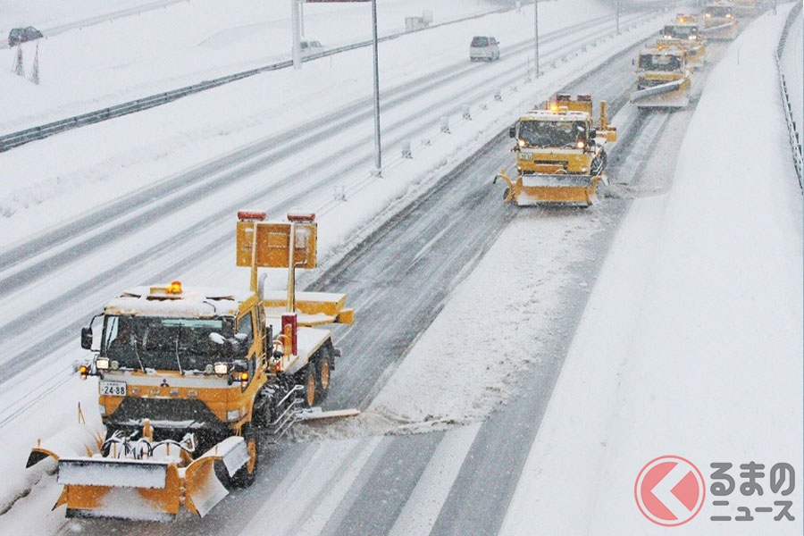 高速道路では2、3台の作業車が除雪作業をおこなう（画像はイメージ）