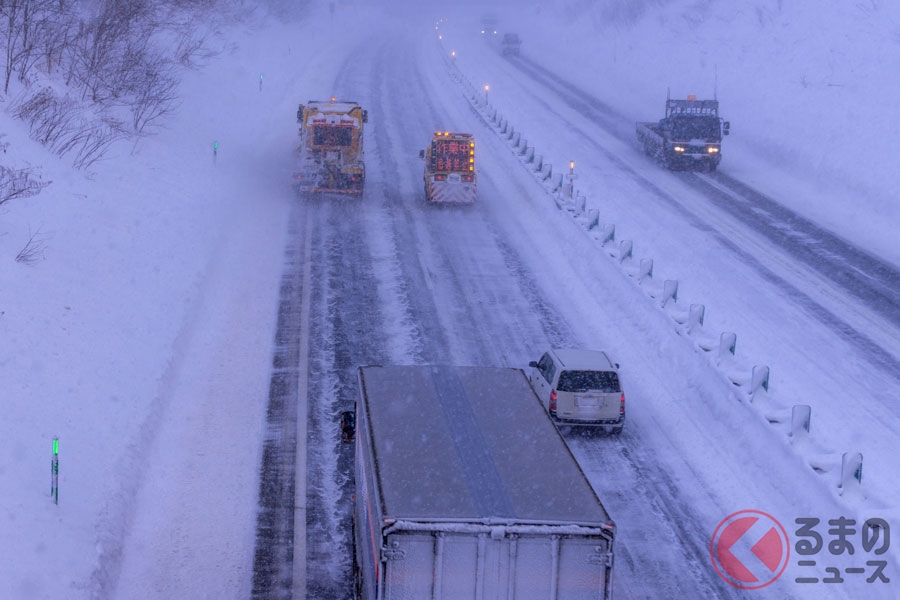 高速の作業車遅すぎない 追い越すのは違反 冬にありがちな場面の対処方法とは くるまのニュース 高速の作業車遅すぎない 追い越すのは違反 冬にありがちな場面の対処方法とは くるまのニュース