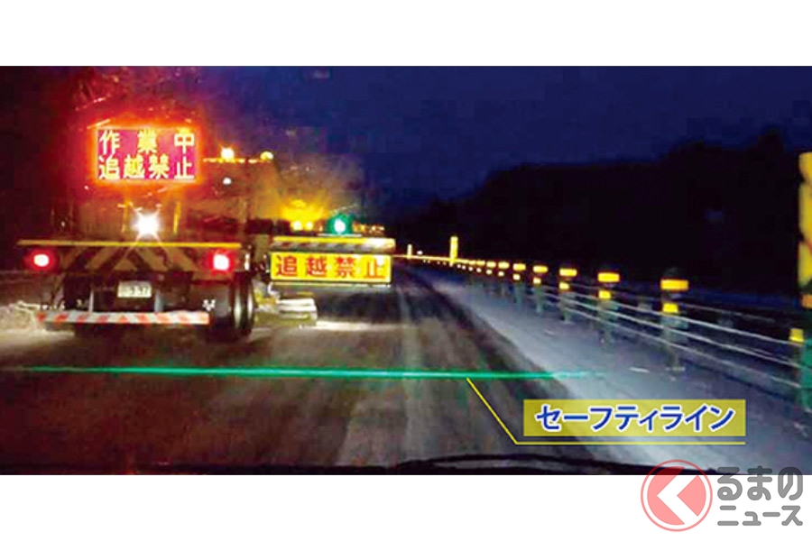 「雪氷作業用衝突防止セーフティライン」が作動する様子(写真提供:NEXCO東日本)