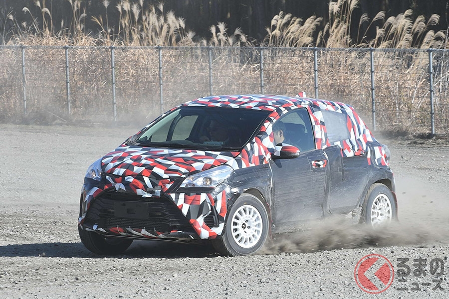 グラベルを現行ヴィッツ(プロトタイプ)のボディで試走する様子