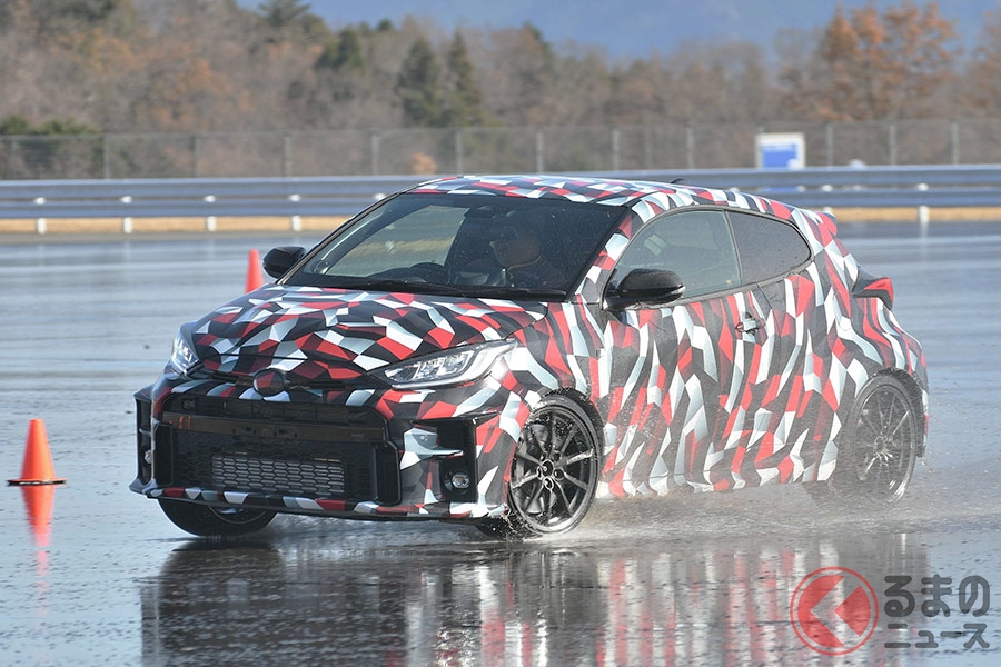 ウエット路面のターマックを新型GRヤリス(プロトタイプ)で試走する様子