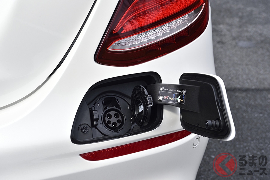 200Vの専用充電器でも100Vの家庭用コンセントからでも充電できる