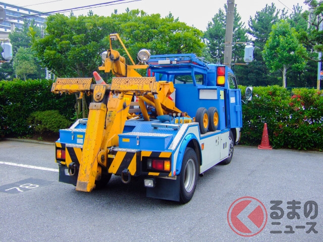 救援要請にかけつけるJAFのレッカー車