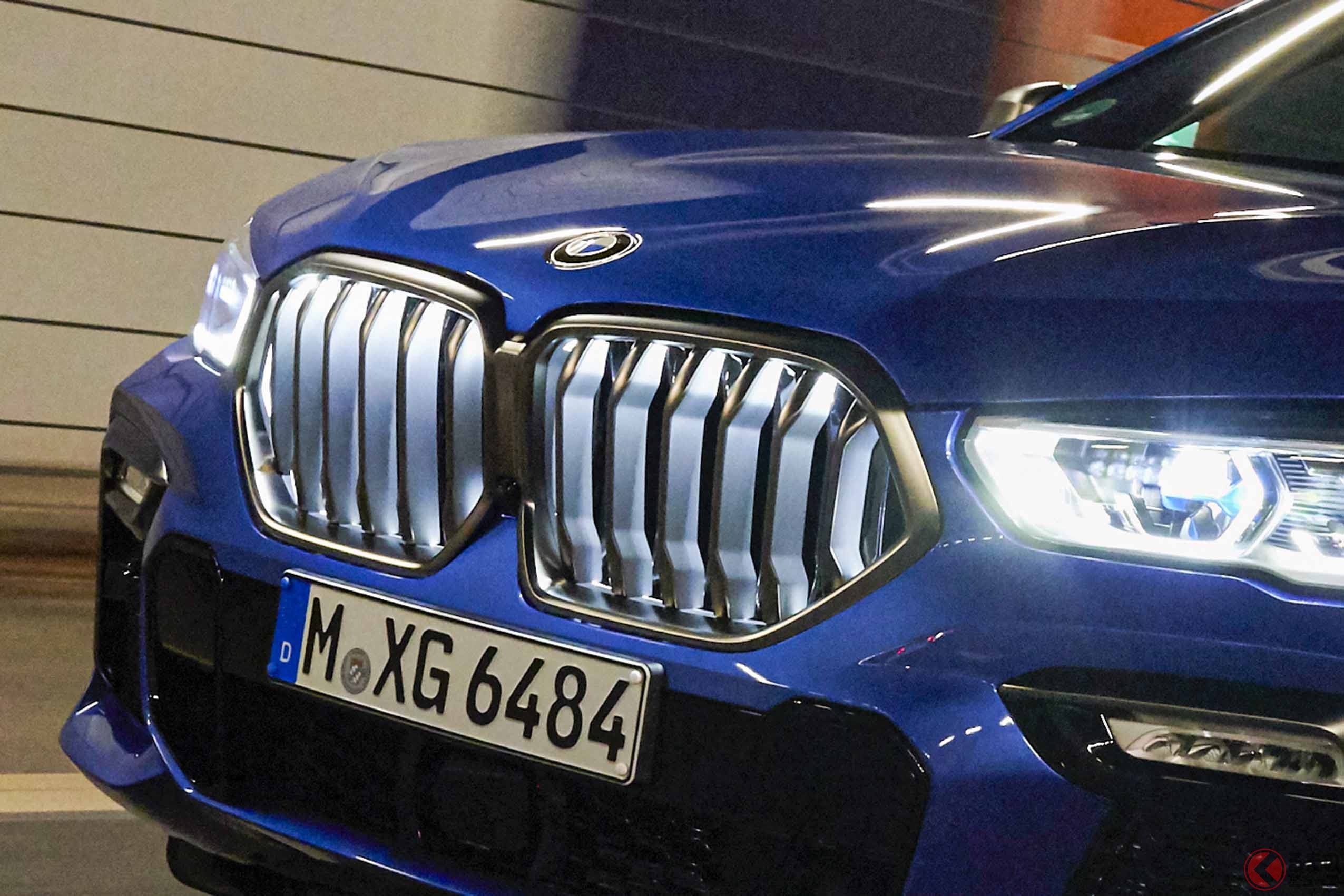 新型BMW「X6 M50i」のキドニーグリルはライトアップする