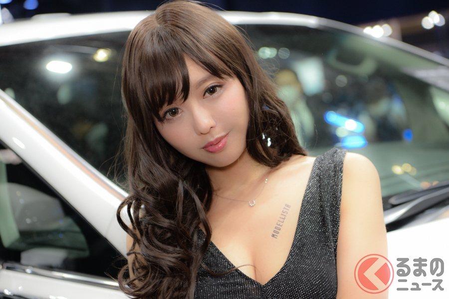 東京オートサロンでクルマをさらに引き立てる美女たち