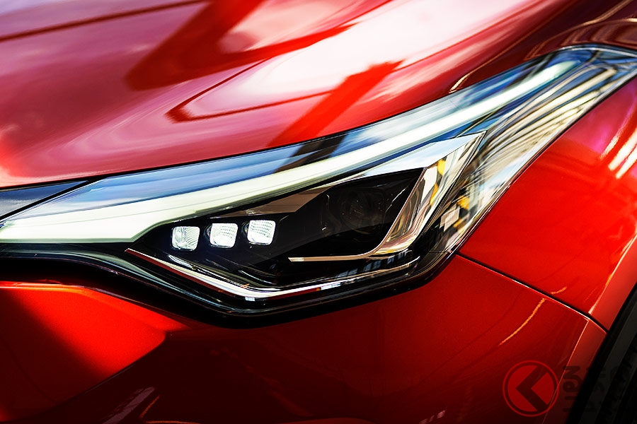 欧州市場でSUVラインナップのエントリーモデルとして販売されるトヨタ「C-HR」のヘッドライトデザイン