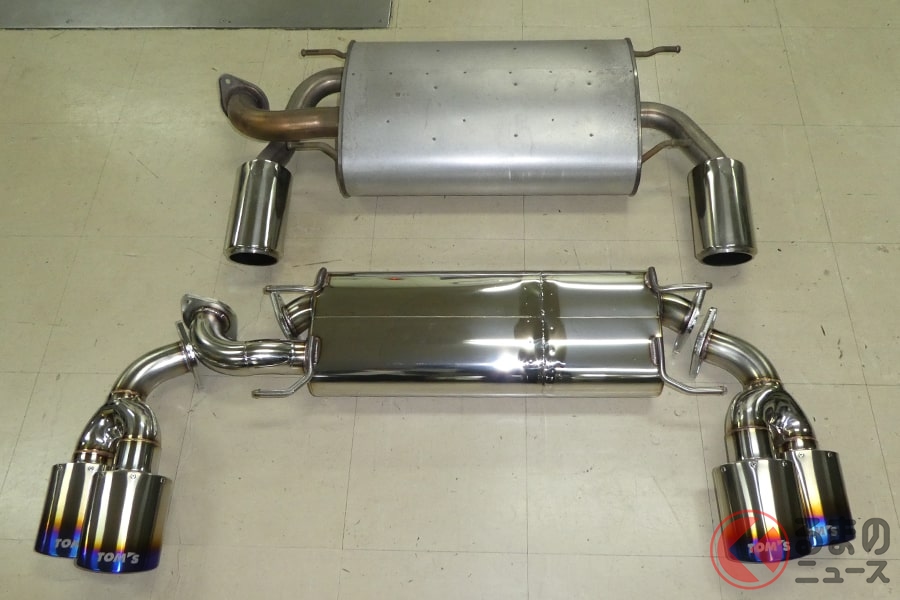 トヨタ「86」のノーマルマフラー(上)と社外品のマフラー(下)