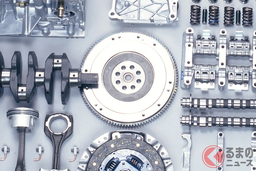 体感できるチューニングとして古くから存在する軽量フライホイール(画像中央の円盤がフライホイール)