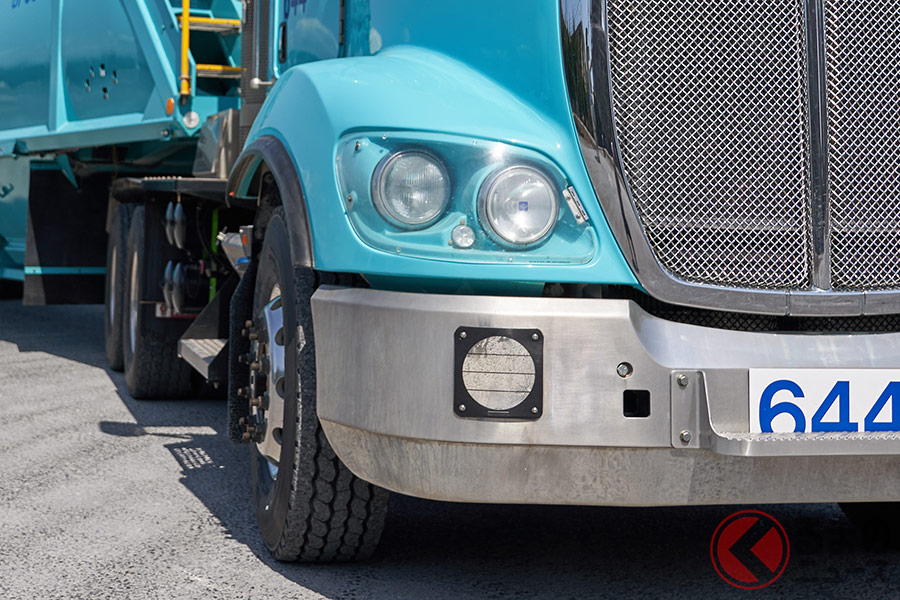 日本一長いとされる宇部興産株式会社の私道を通行するダブルストレーラー(画像:宇部興産株式会社)