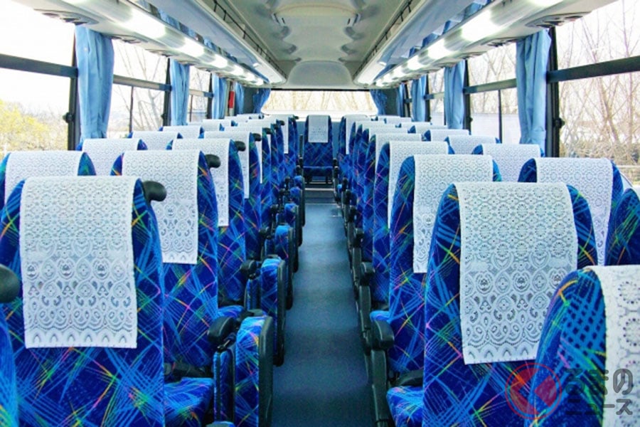 シートベルトの着用が義務付けられている大型バスの座席のイメージ