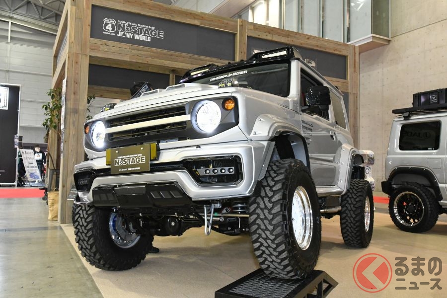ゴツいタイヤを履いてリフトアップしたスズキ「ジムニー」