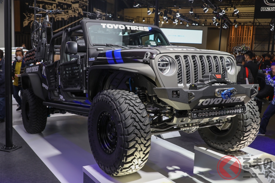 このJEEP「グラデュエーター」だけでなく、トーヨータイヤブースには派手なデモカーが並ぶ