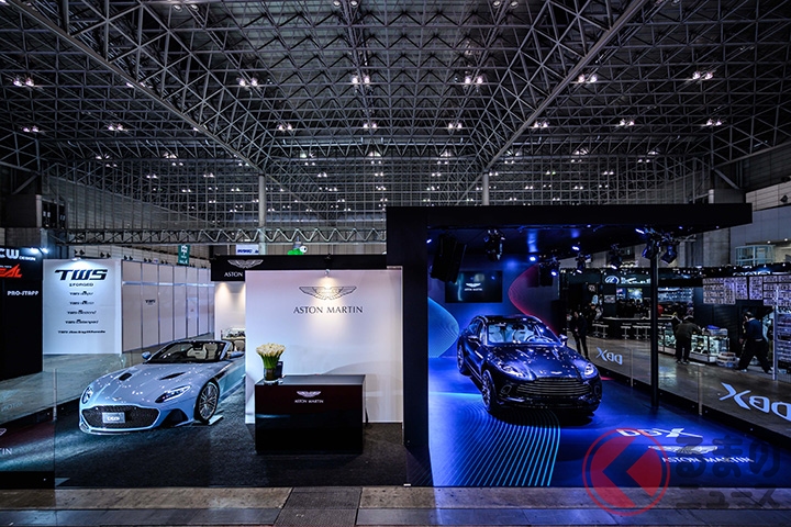 東京オートサロン2020のアストンマーティンのブースは、全く異なる世界観の2つのブースで構成