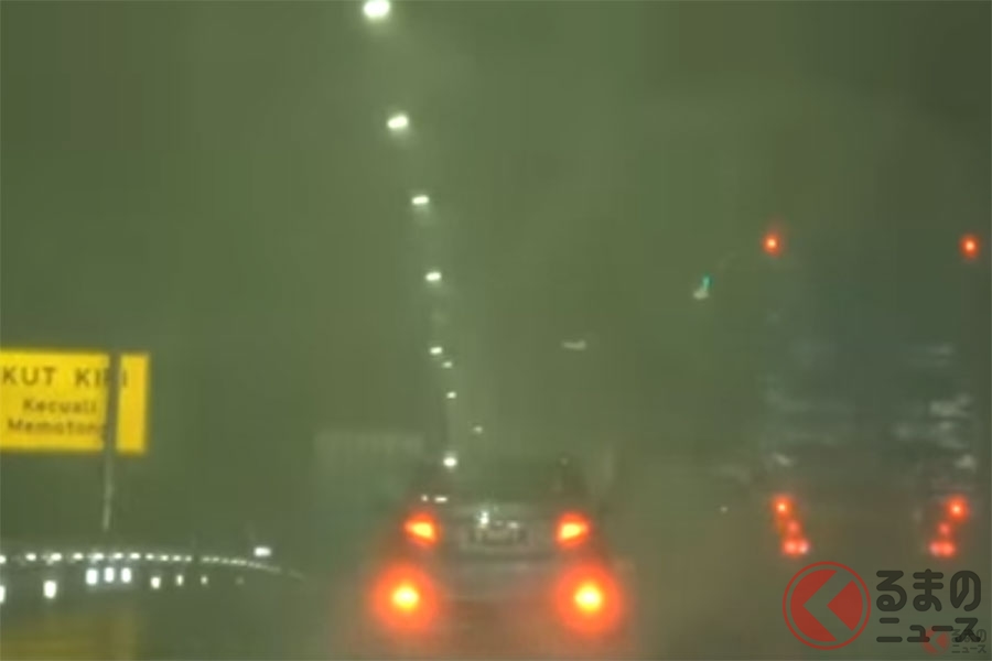 豪雨や濃霧などの視界不良時に効果を発揮するバックフォグ（画像：Toyota Malaysia）
