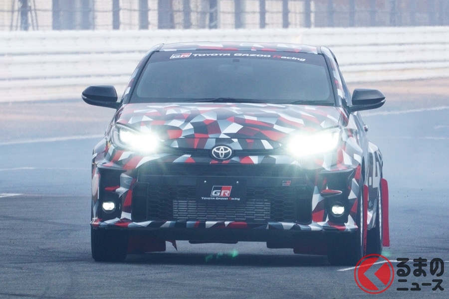 大観衆の前で激走するトヨタ新型ヤリス「GR-4」