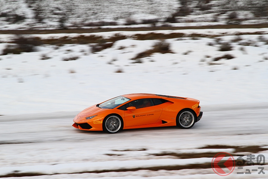 クルマで雪道を走るイメージ