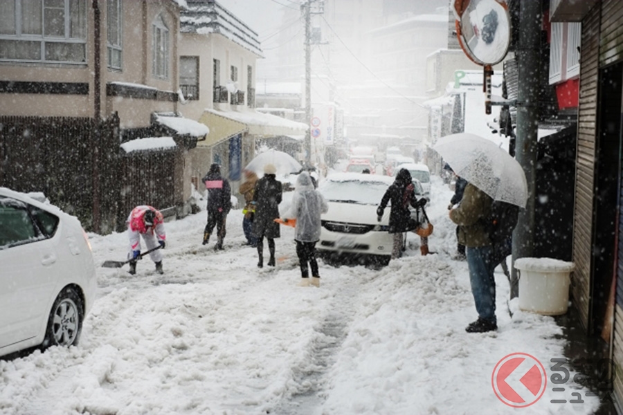 雪の上でスタックしたクルマのイメージ