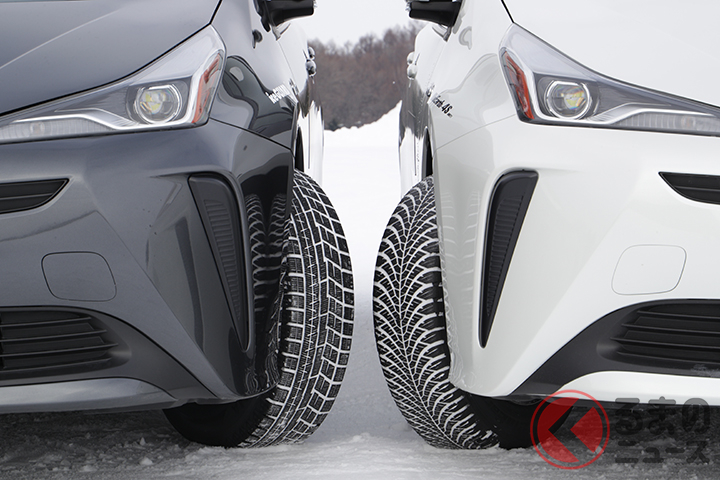 左(グレーのプリウス)はヨコハマのスタッドレスタイヤ「アイスガード6 iG60」、右(白プリウス)はオールシーズンタイヤ「ブルーアース4S AW21」を装着