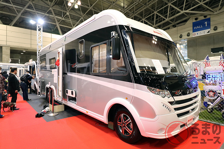 「デフレス グランドアルパ I7820-2」。車両価格は2200万円(展示車価格/諸費用別・消費税別)。サイズは全長8540mm×全幅2330mm×全高3040mm