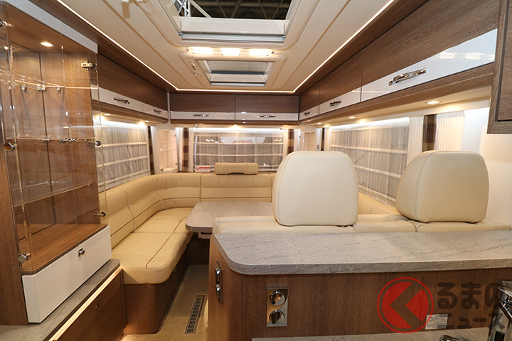 「デフレス グランドアルパ I7820-2」のインテリア。リアはラウンジレイアウトを採用しており、本革シートが標準装備