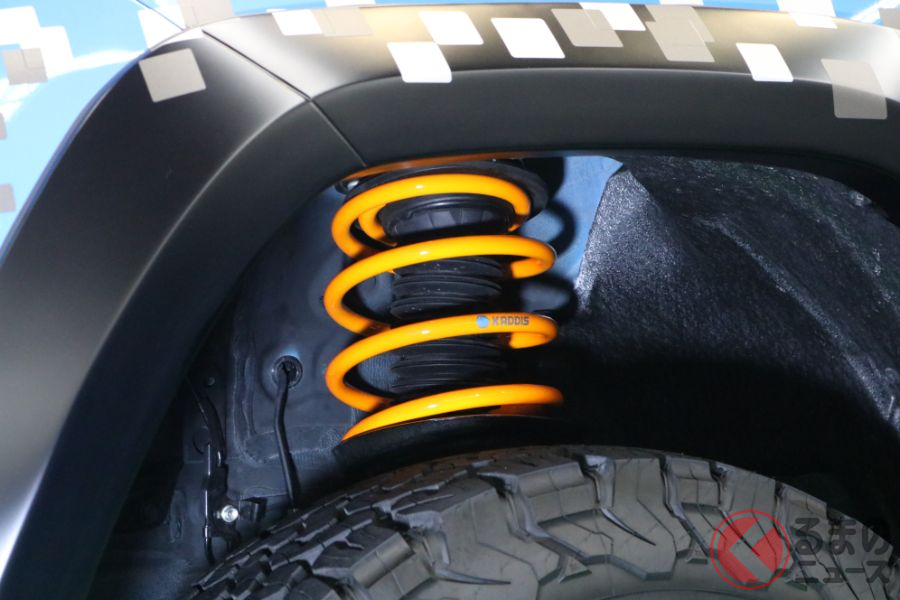 専用パーツによって車高が約12.7cm上がっている(RAV4のカスタマイズモデル)