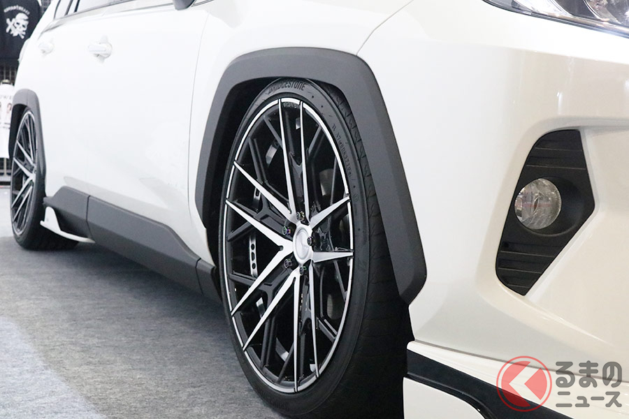 車高を下げてカスタムパーツを装着することでスタイリッシュさが増す効果も!