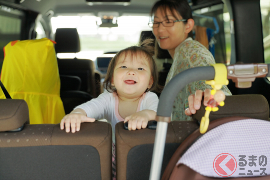 クルマでのお出かけを楽しむ子どものイメージ