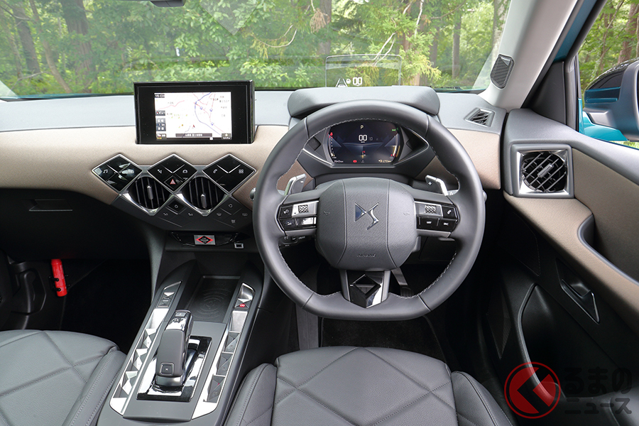 DS3クロスバックのインパネ。ダイアモンドをモチーフとしたデザインがちりばめられる