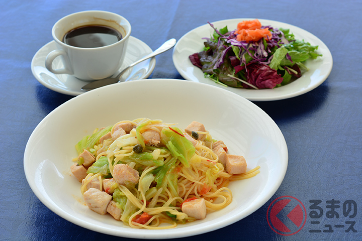 ランチのセットとなる「キャベツとメカジキ ケイパー チェリートマトのオイルベース スパゲティ」(サラダ/ドリンク付き1400円)。地元の旬の食材が使用されている。