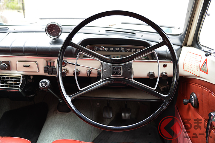 ボルボ「122Sアマゾン」のインパネ。ダッシュボードにソフトパッドを使っているのも安全対策のため