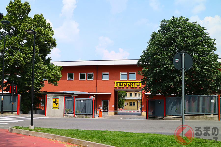 いまや観光スポットとなっている、趣のあるフェラーリの旧正門