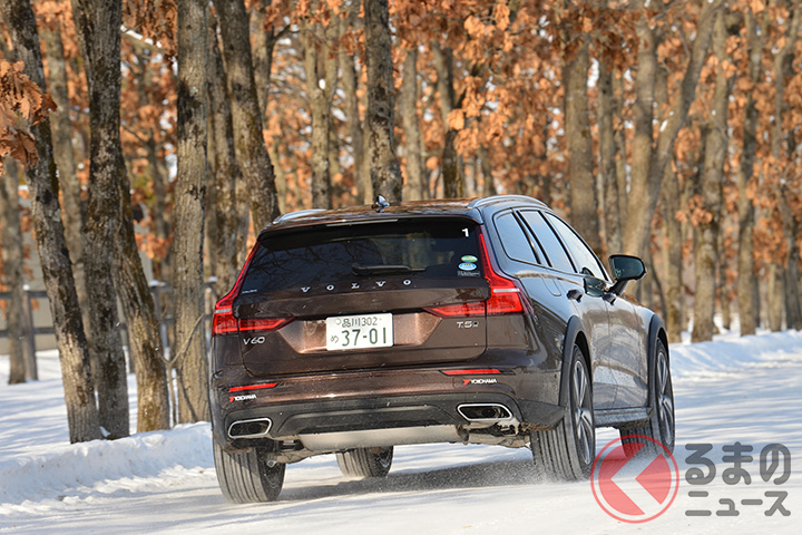 専用フロントグリルや専用フロント/リアバンパーなどエクステリアはV60CC専用パーツが多い