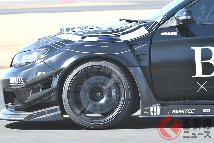 オートプロデュース・ボスのインプレッサGRB改。265/35R18サイズのポテンザRE-71RSを装着