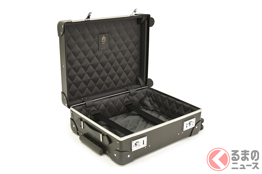 ライニングには、ジェームズ・ボンド家の紋章入りレザーパッチと世界限定 700 台を 証するシリアルナンバー入り