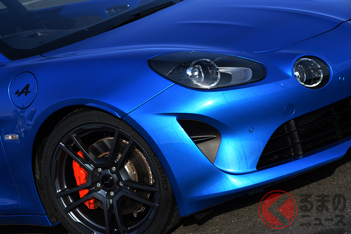 オレンジカラーのブレーキキャリパーを採用するのもA110Sの特徴となる