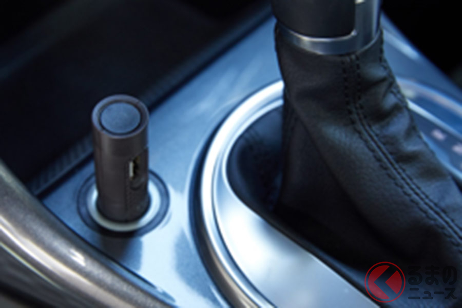 アクセサリーソケットに挿すとAIが運転特性を判断してくれる