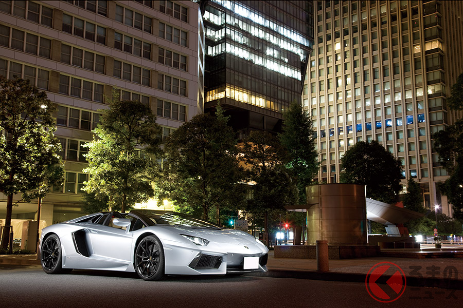 日中にアヴェンタドールのルーフを外してドライブすると、好奇の目にさらされるが、深夜なら人の目を気にすることもない