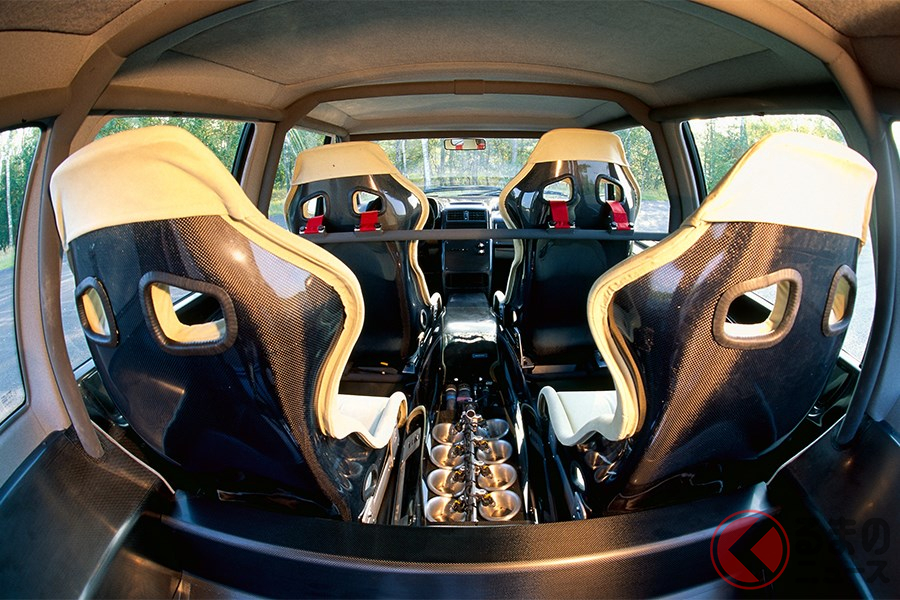 エンジン見えてますけど…「エスパスF1」の車内