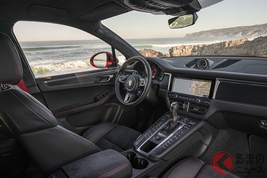 スポーツ性を追求したマカンのフロントシートは、高めのポジションとなっており、優れた視界を確保するとともに、路面との緊密な一体感も確保