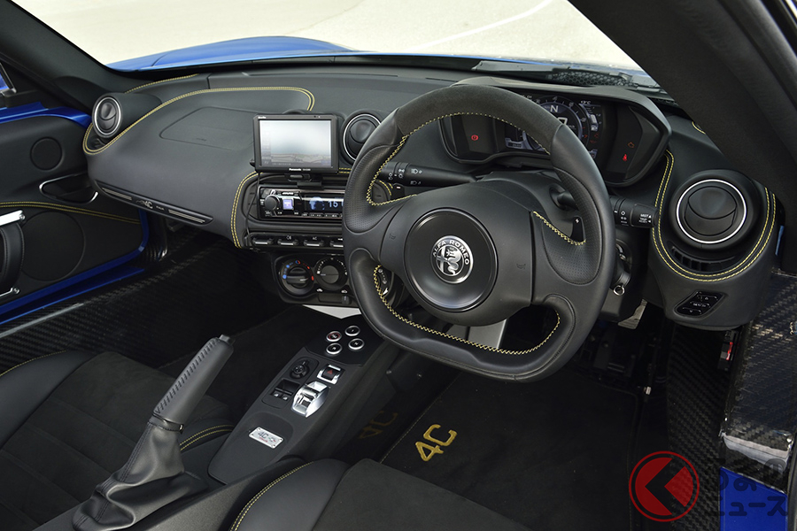 Dタイプの2本スポークデザインのステアリング。ナビは後付けとなる