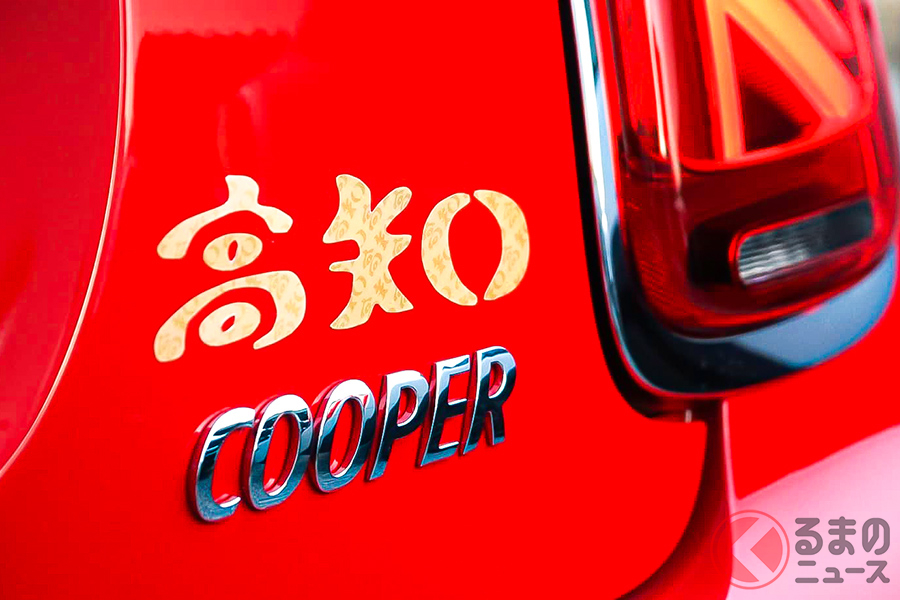 COOPERのエンブレムの上に、高知柄のステッカーが貼られる