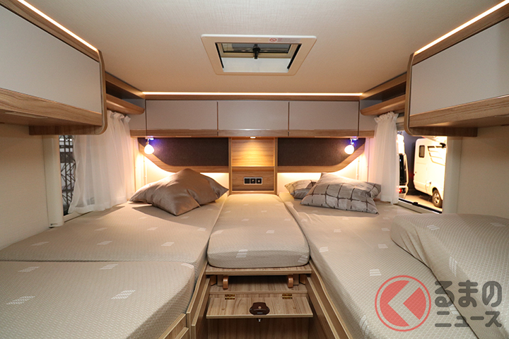 HYMER「Exsis-i474」のベッドルーム
