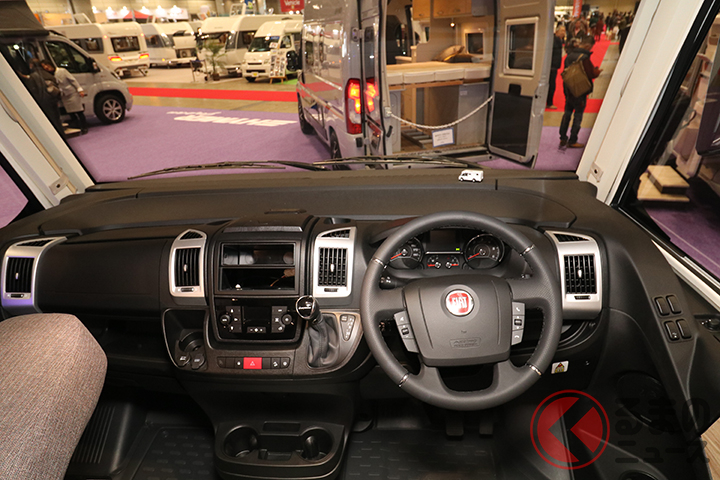 HYMER「Exsis-i474」は右ハンドル仕様で前輪駆動の9速ATを搭載。前席頭上にはスイッチひとつで展開するベッドも設置されている