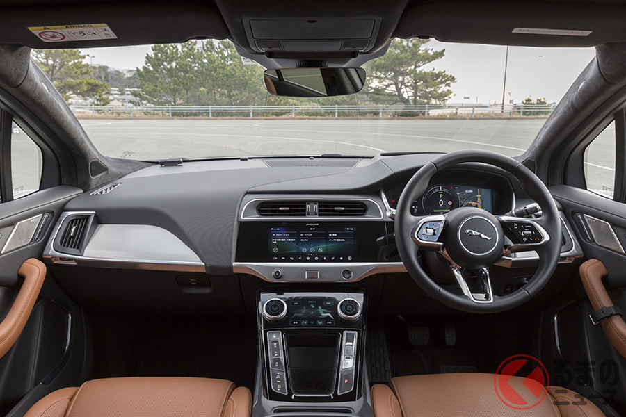 ドライバーの集中力を高めるために、インストルメントパネルは低めとし、ラインを最小限に抑えたソフトレザー仕様で仕上げられた