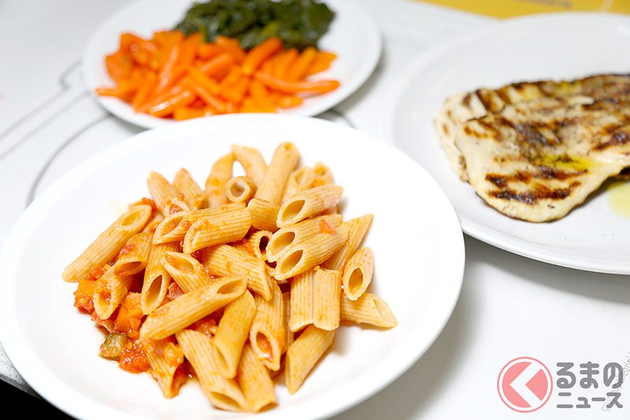 「鶏肉のケバブ」に「蒸したニンジンとほうれん草」、そして「トマトソースのペンネ」