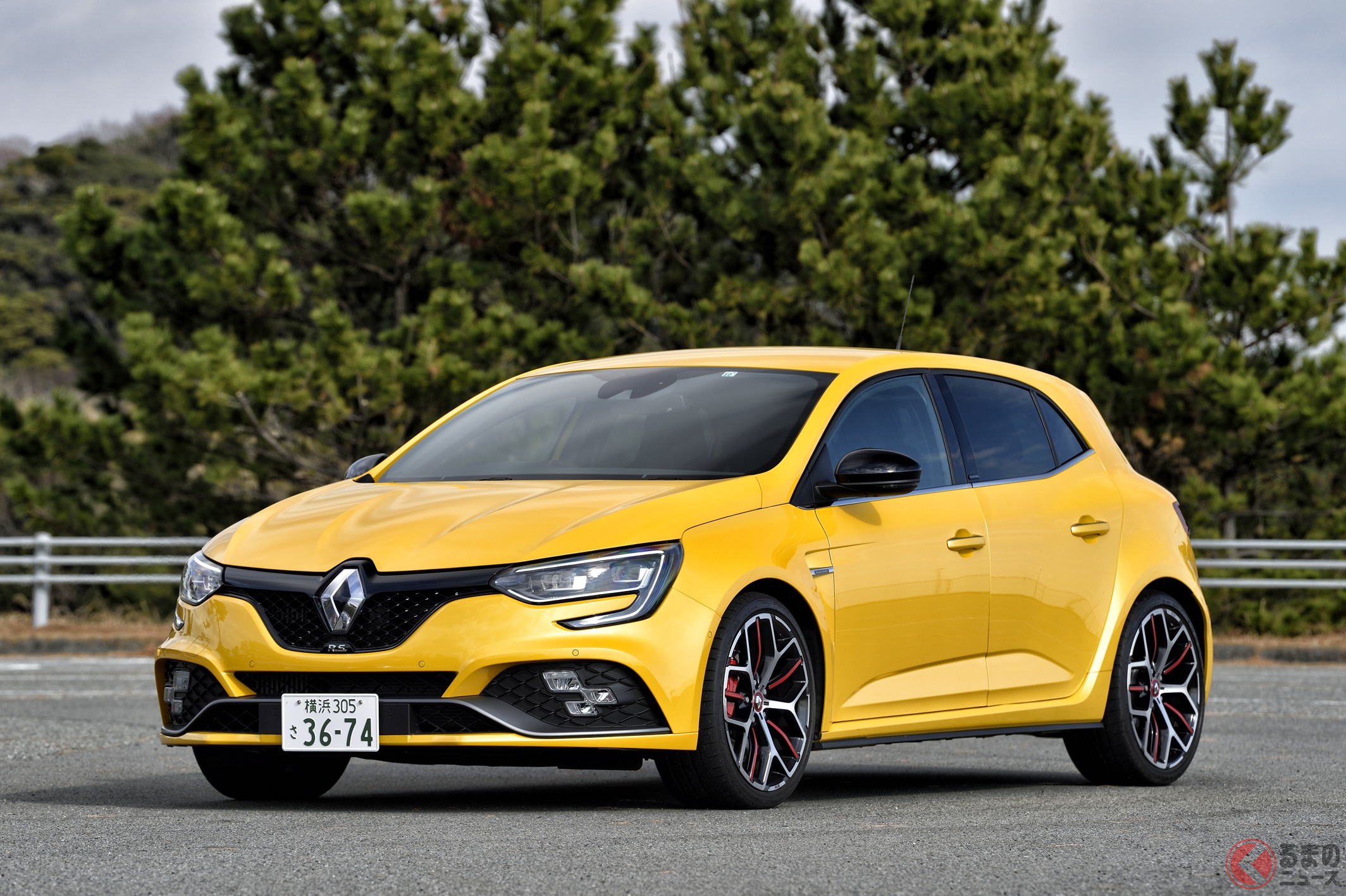 フロント下部に配置されたF1タイプエアインテークブレードなど、モータースポーツ直系のDNAを感じさせるメガーヌR.S.トロフィー