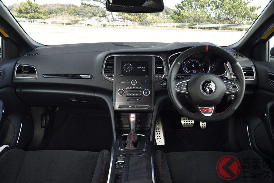 ライトな質感を各所に配された赤いステッチやライン、そしてシンプルなデザインでカバーしたコクピット