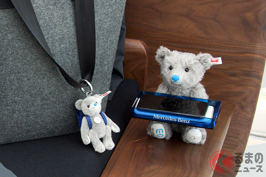 メルセデス・ベンツとSteiffがコラボした、ワイヤレスバッテリーチャージャーホルダーとキーカバー。シリアルナンバー入りの証明書付き限定品